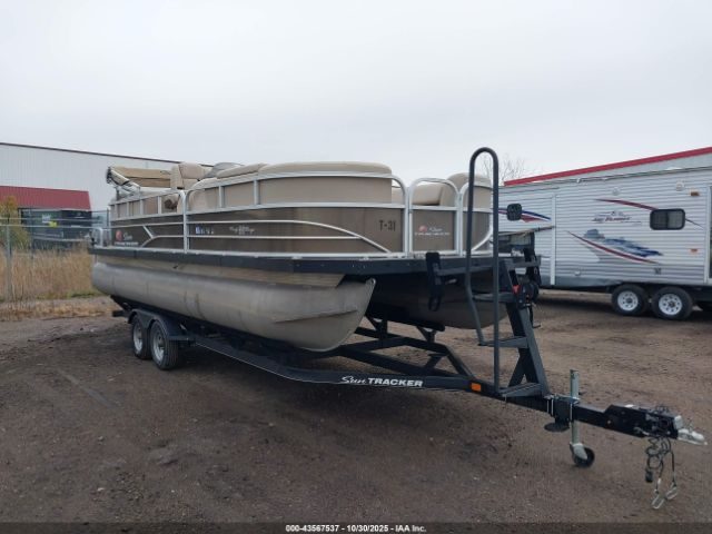 2019 SunTracker Party Barge 22 DLX